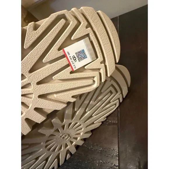 UGG Goldenglow Sandal - Picture 10 of 10